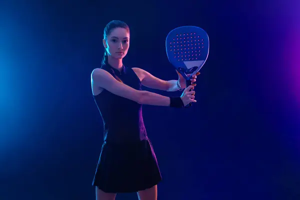 Raketli Padel Tenisçi Sahada Raketi Neon Renkli Genç Bir Sporcu — Stok fotoğraf
