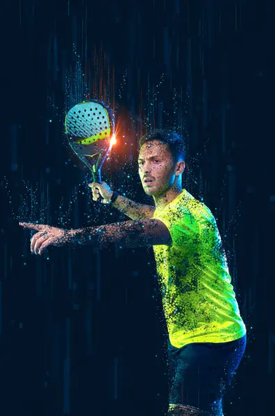 ラケット付きパデルテニス選手 ネオンカラーでコートにラケットを持つ男選手 スポーツの概念 スポーツアプリや賭けサイトのデザインのための高品質の写真をダウンロード — ストック写真