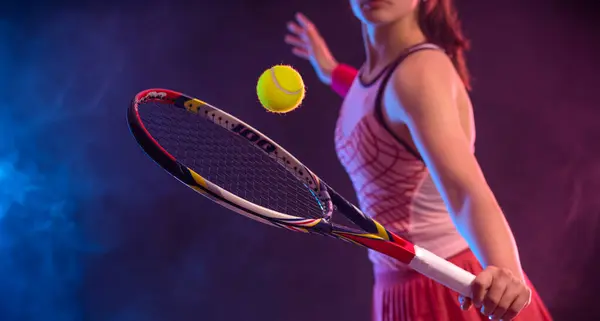 Teniszező Ütővel Lány Tinédzser Sportoló Ütő Pályán Neon Színekkel Sport Stock Fotó