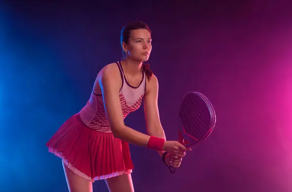 Padel Teniszező Ütővel Lány Tinédzser Sportoló Ütő Pályán Neon Színekkel Stock Fotó