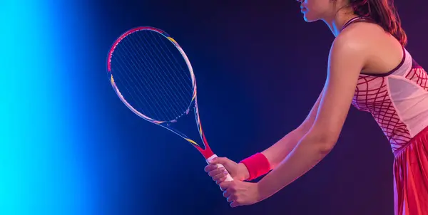 Παίκτης Τένις Ρακέτα Κορίτσι Έφηβος Αθλητής Ρακέτα Στο Γήπεδο Νέον Royalty Free Φωτογραφίες Αρχείου