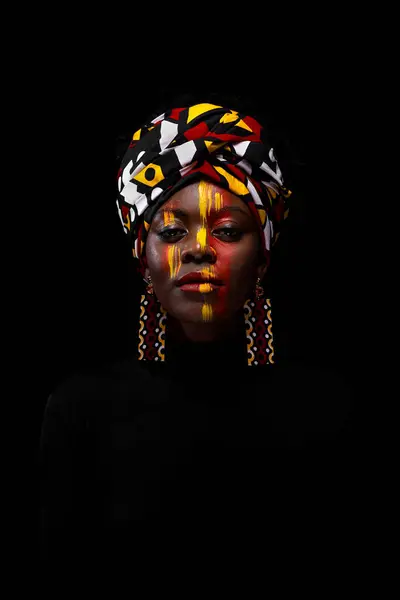 Afrikanisches Mädchen Mit Nationalem Kopfschmuck Kopierplatz Für Werbung Für Eine Stockbild
