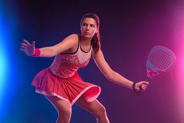 有球拍的帕特尔网球选手 少年女子运动员 球场上有球拍 有霓虹灯色 体育概念 下载一张高质量的照片 以设计体育应用或博彩网站 免版税图库照片
