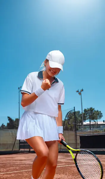 有球拍的网球选手 下载一张在霓虹灯下的网球运动员的照片 为体育赛事做广告 运动博彩网上移动应用 图库照片