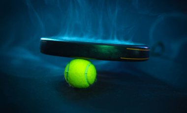 Padel tenis raketleri. Spor sahası ve toplar. Bir spor uygulaması ya da sosyal medya reklamının tasarımı için raketli yüksek kaliteli bir fotoğraf indir