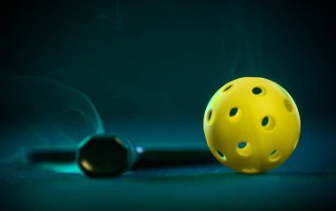 Pickleball oyunu seti. Raketler ve toplar sahada. Uzayı kopyala Spor geçmişi