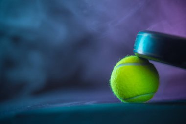 Padel tenis raketleri. Spor sahası ve toplar. Bir spor uygulaması ya da sosyal medya reklamının tasarımı için raketli yüksek kaliteli bir fotoğraf indir