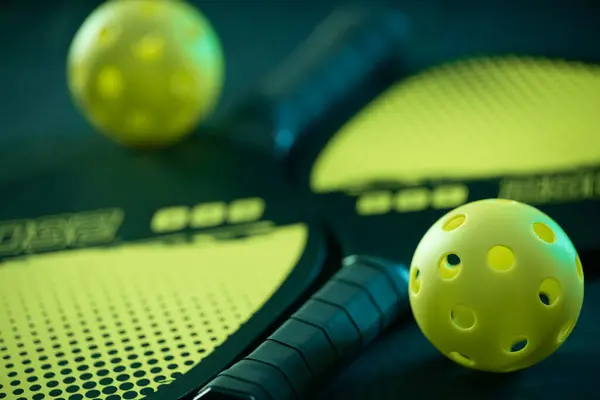 Pickleball Spel Set Rackets Ballen Het Veld Begrepen Ruimte Sportachtergrond Stockfoto