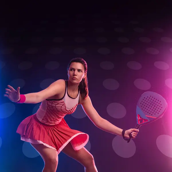 有球拍的帕特尔网球选手 少年女子运动员 球场上有球拍 有霓虹灯色 体育概念 下载一张高质量的照片 以设计体育应用或博彩网站 图库图片