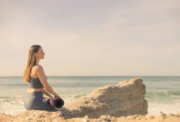 Vrouw Die Yoga Buiten Beoefent Mooi Meisje Praktijk Asana Online Stockafbeelding