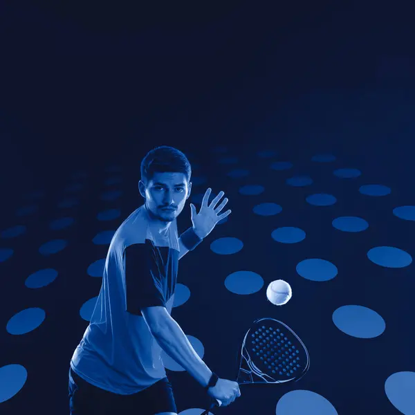 Padel Tennisspieler Mit Schläger Sportler Mit Schläger Auf Dem Court lizenzfreie Stockbilder