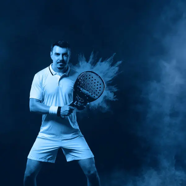 ラケット付きパデルテニス選手 ネオンカラーでコートにラケットを持つ男選手 スポーツの概念 スポーツアプリや賭けサイトのデザインのための高品質の写真をダウンロード ストック画像