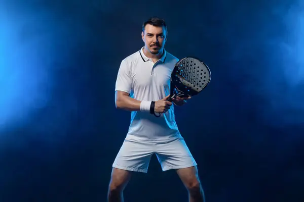 Padel Teniszező Ütővel Férfi Sportoló Ütővel Pályán Neon Színekkel Sport Stock Kép