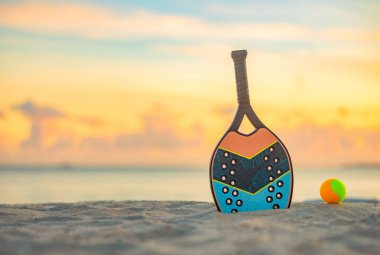 Plaj tenis raketleri. Spor sahası ve toplar. Bir spor uygulaması ya da sosyal medya reklamının tasarımı için raketli yüksek kaliteli bir fotoğraf indir