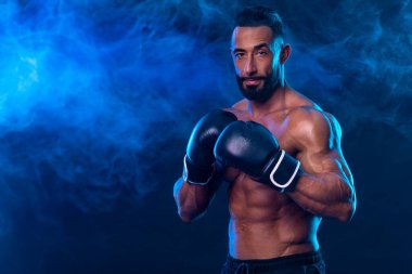 Erkek atlet boksörü. İnternetteki spor bahisleri için yüksek çözünürlüklü fotoğraf indir. Bir bahisçi ofisi reklamı için resim