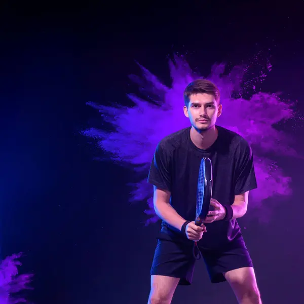 Padel Teniszező Ütővel Férfi Sportoló Ütővel Pályán Neon Színekkel Sport Stock Fotó