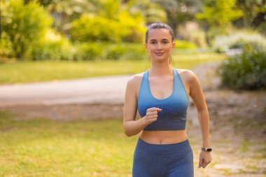 Hızlı koşu. Siyah arka planda koşan güçlü atletik kadın spor kıyafetlerini giyiyor. Spor ve spor motivasyonu. Çalıştırıcı kavramı