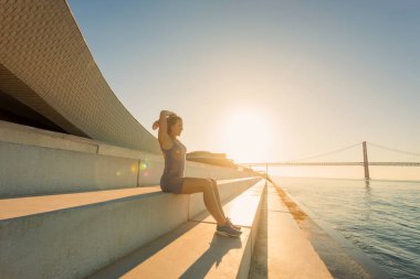 Hızlı koşu. Siyah arka planda koşan güçlü atletik kadın spor kıyafetlerini giyiyor. Spor ve spor motivasyonu. Çalıştırıcı kavramı