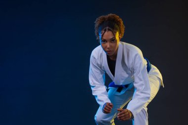 Brezilyalı Jiu Jitsu dövüşçüsü Jiu Jitsu güreş müsabakasına hazır. Brezilya ulusal sporu
