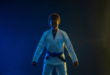 Brezilyalı Jiu Jitsu dövüşçüsü Jiu Jitsu güreş müsabakasına hazır. Brezilya ulusal sporu