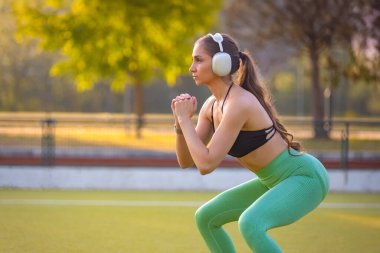Hızlı koşu. Siyah arka planda koşan güçlü atletik kadın spor kıyafetlerini giyiyor. Spor ve spor motivasyonu. Çalıştırıcı kavramı