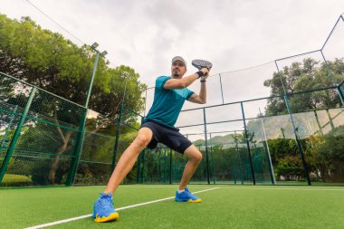 Saha arka planında Padel tenis oyuncusu var. Padel etkinlikleri için sosyal medya tanıtım şablonu. Turu aç.