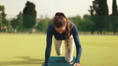 Hızlı koşu. Siyah arka planda koşan güçlü atletik kadın spor kıyafetlerini giyiyor. Spor ve spor motivasyonu. Çalıştırıcı kavramı