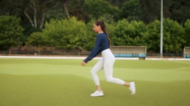 Hızlı koşu. Siyah arka planda koşan güçlü atletik kadın spor kıyafetlerini giyiyor. Spor ve spor motivasyonu. Çalıştırıcı kavramı