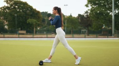 Hızlı koşu. Siyah arka planda koşan güçlü atletik kadın spor kıyafetlerini giyiyor. Spor ve spor motivasyonu. Çalıştırıcı kavramı