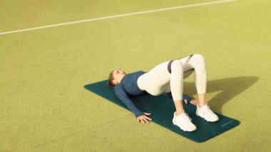 Hızlı koşu. Siyah arka planda koşan güçlü atletik kadın spor kıyafetlerini giyiyor. Spor ve spor motivasyonu. Çalıştırıcı kavramı