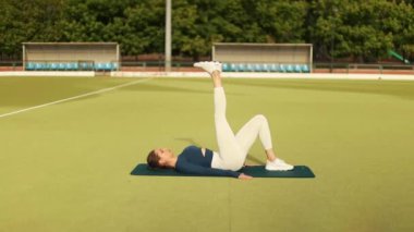 Hızlı koşu. Siyah arka planda koşan güçlü atletik kadın spor kıyafetlerini giyiyor. Spor ve spor motivasyonu. Çalıştırıcı kavramı