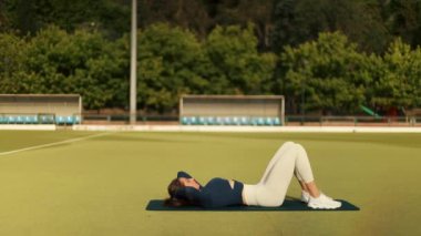 Hızlı koşu. Siyah arka planda koşan güçlü atletik kadın spor kıyafetlerini giyiyor. Spor ve spor motivasyonu. Çalıştırıcı kavramı