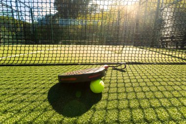 Padel tenis raketleri. Spor sahası ve toplar. Bir spor uygulaması ya da sosyal medya reklamının tasarımı için raketli yüksek kaliteli bir fotoğraf indir