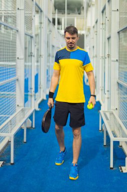 Arka planda tenis oyuncusu var. Fotokopi alanı olan bahisçi tasarım reklamları için tenis şablonu. Bahis reklamı için maket. Teniste spor bahisleri.