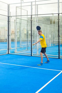 Gökyüzü arka planında tenis oyuncusu açık havada. Fotokopi alanı olan bahisçi tasarım reklamları için tenis şablonu. Bahis reklamı için maket. Teniste spor bahisleri.