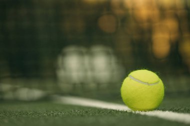 Padel veya tenis topu. Kopya alanı olan bir arkaplan. Spor sahası ve top. Sosyal medya şablonu. Padel ve tenis etkinlikleri için promosyon