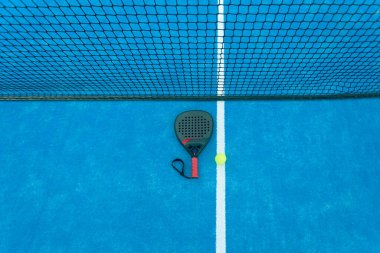 Padel tenis raketleri. Spor sahası ve toplar. Bir spor uygulaması ya da sosyal medya reklamının tasarımı için raketli yüksek kaliteli bir fotoğraf indir