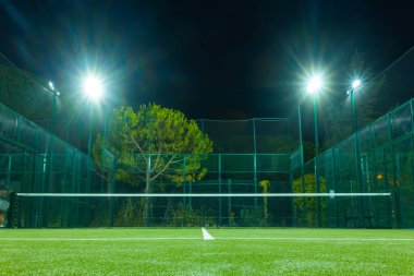 Padel kortunda ışıklar ve açık hava ağları. Gece fotoğrafı. Sosyal medya tanıtımı için açık turne posteri