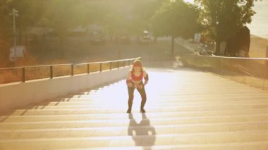 Genç kız, sabah yogasından sonra okyanus kıyısında poz veriyor. Sosyal ağ için motive edici bir fotoğraf. Kız sabahtan sonra dinleniyor, sette koşuyor. Fitness uygulaması için spor arkaplanı.