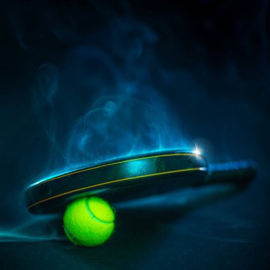 Padel tenis raketleri. Spor sahası ve toplar. Bir spor uygulaması ya da sosyal medya reklamının tasarımı için raketli yüksek kaliteli bir fotoğraf indir