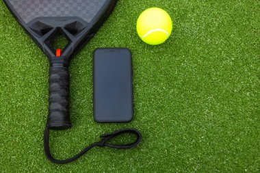 Padel tenis raketleri. Spor sahası ve toplar. Bir spor uygulaması ya da sosyal medya reklamının tasarımı için raketli yüksek kaliteli bir fotoğraf indir