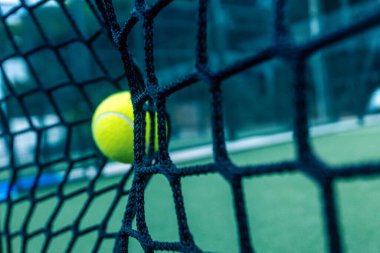 Padel veya tenis topu. Kopya alanı olan bir arkaplan. Spor sahası ve top. Sosyal medya şablonu. Padel ve tenis etkinlikleri için promosyon