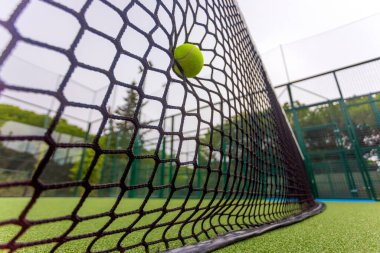 Padel veya tenis topu. Kopya alanı olan bir arkaplan. Spor sahası ve top. Sosyal medya şablonu. Padel ve tenis etkinlikleri için promosyon