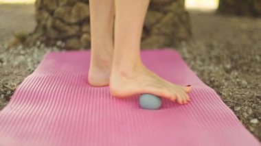 Yoga yapan bir kadın. Güzel kız çevrimiçi sınıfta Asana antrenmanı yapıyor. Sakinleş ve rahatla. Parkta yoga eğitimi almış.