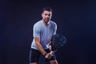 Padel Tenis Oyuncusuyla Raket Elde. Sosyal medya modeli. Reklam tasarımı. Padel Events şablonu. Turu aç..