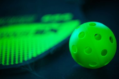 Pickleball oyunu seti. Raketler ve toplar sahada. Uzayı kopyala Spor geçmişi