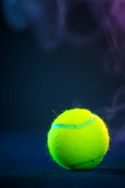 Sahada Padel tenis topu. Bir spor uygulaması ya da sosyal medya reklamının tasarımı için raketli yüksek kaliteli bir fotoğraf indir