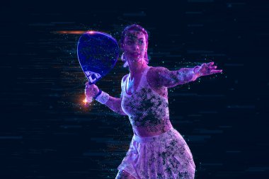 Raketli Padel tenisçi. Sahada raketi neon renkli genç bir sporcu kız. Spor konsepti. Bir spor uygulaması ya da bahis sitesi tasarımı için yüksek kaliteli bir fotoğraf indir