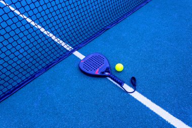 Padel tenis raketleri. Spor sahası ve toplar. Bir spor uygulaması ya da sosyal medya reklamının tasarımı için raketli yüksek kaliteli bir fotoğraf indir