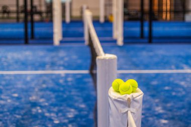 Padel kortunda ışıklar ve açık hava ağları. Gece fotoğrafı. Sosyal medya tanıtımı için açık turne posteri